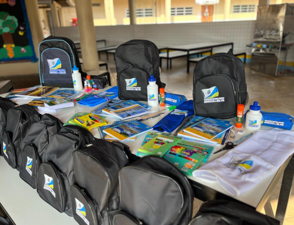 Balneário Arroio do Silva entrega mais de 2,4 mil kits escolares