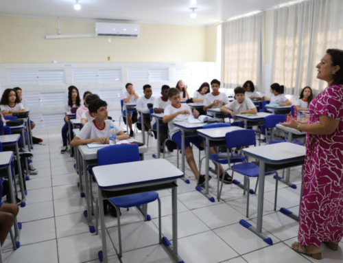 Educadores de Criciúma recebem prêmio por desempenho no IDEB e ganham crédito para tecnologia