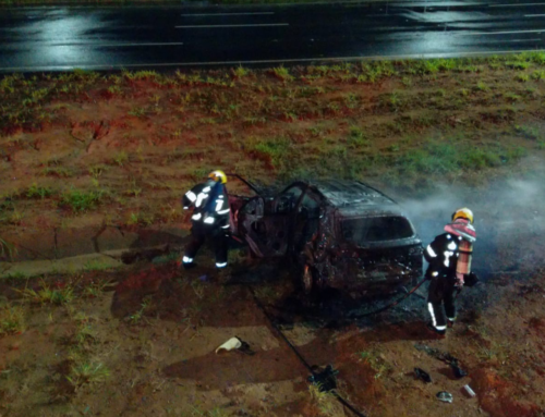 Carro pega fogo após colisão e mobiliza bombeiros em Criciúma