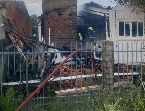 Incêndio destrói casa e mobiliza bombeiros em Araranguá