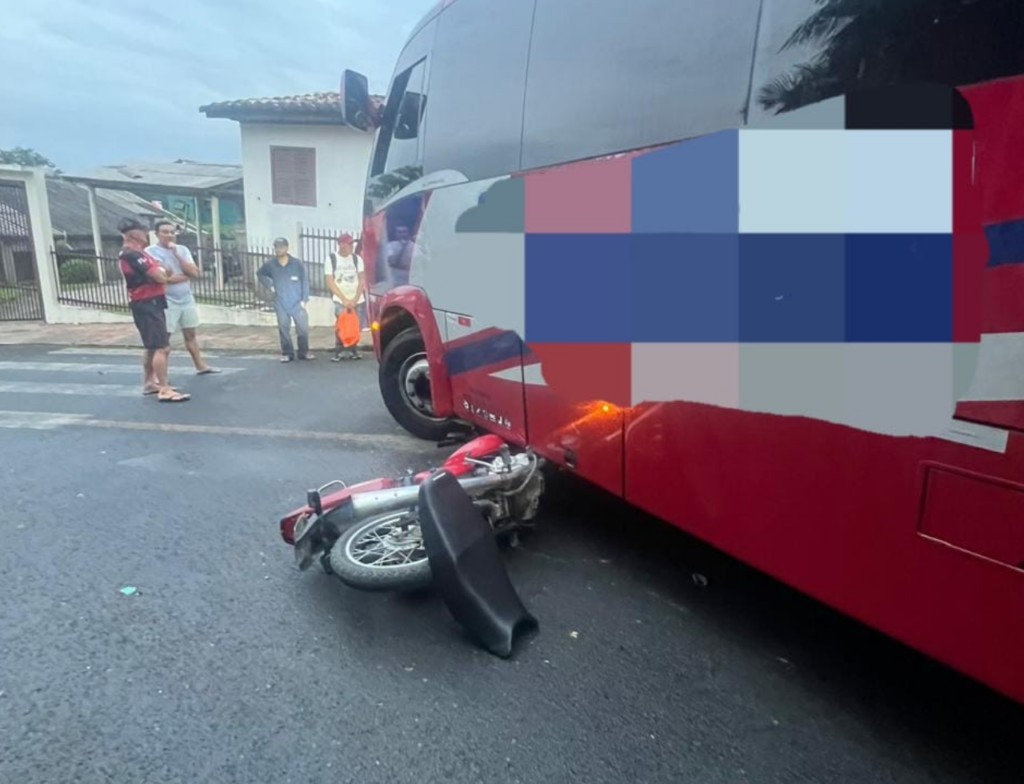 Motociclista fica ferido após colisão com ônibus em Nova Veneza