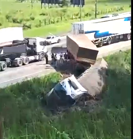 Grave acidente entre caminhões e van com ferido provoca mais de 20 km de engarrafamento na BR-101 em Penha