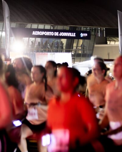 Corrida na pista do Aeroporto de Joinville reúne mais de  mil atletas
