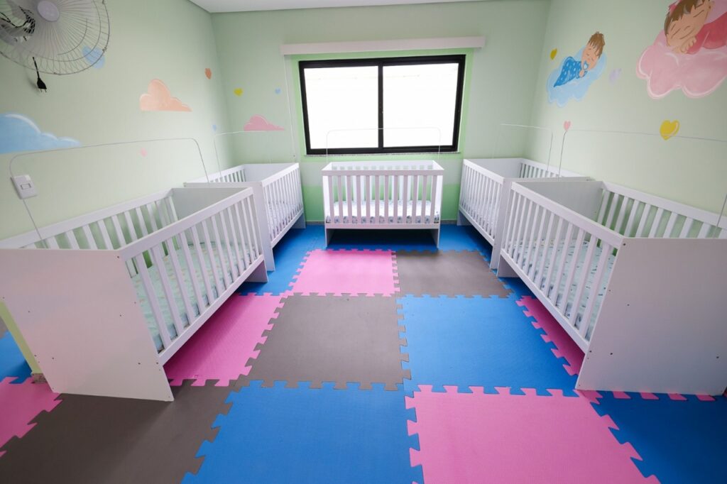 Pai leva bebê de outra família na saída de Centro de Educação Infantil e caso será investigado em SC