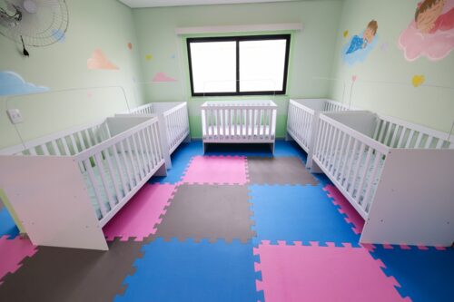 Pai leva bebê de outra família na saída de Centro de Educação Infantil e caso será investigado em SC