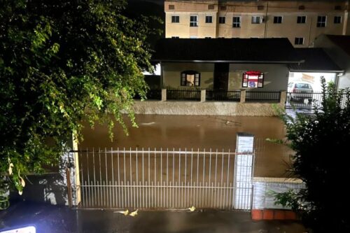 Unidade de saúde fechada, aulas suspensas na rede municipal e Defesa Civil alerta em Itajaí