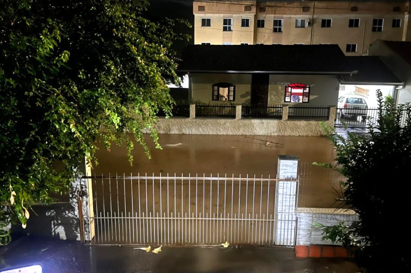 Unidade de saúde fechada, aulas suspensas na rede municipal e Defesa Civil alerta em Itajaí