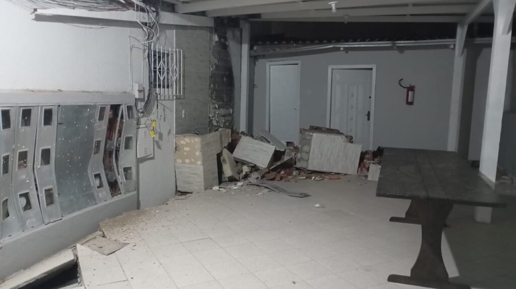 Famílias são levadas para abrigo após abalo estrutural de prédio em Itajaí