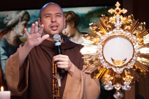 Telão é montado na orla de Itapema para transmissão ao vivo de Frei Gilson na Sexta-feira Santa