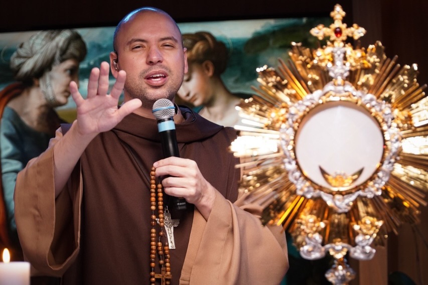 Telão é montado na orla de Itapema para transmissão ao vivo de Frei Gilson na Sexta-feira Santa