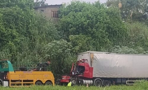 Condutor de caminhão volta a se envolver em acidente e morre em SP após ter provocado a morte de três pessoas em Itajaí