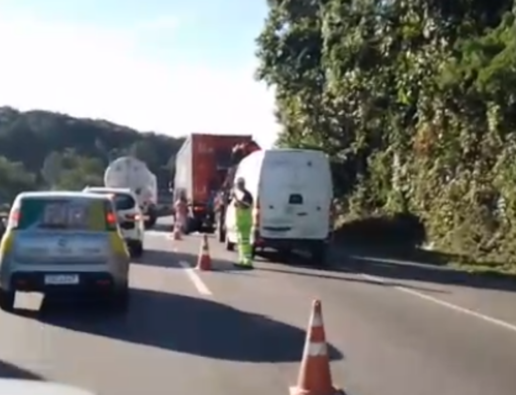 Acidente com carretas deixa morto na BR-101 em Joinville