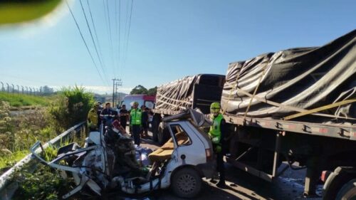 Acidente entre carro e caminhão deixa cinco mortos em SC