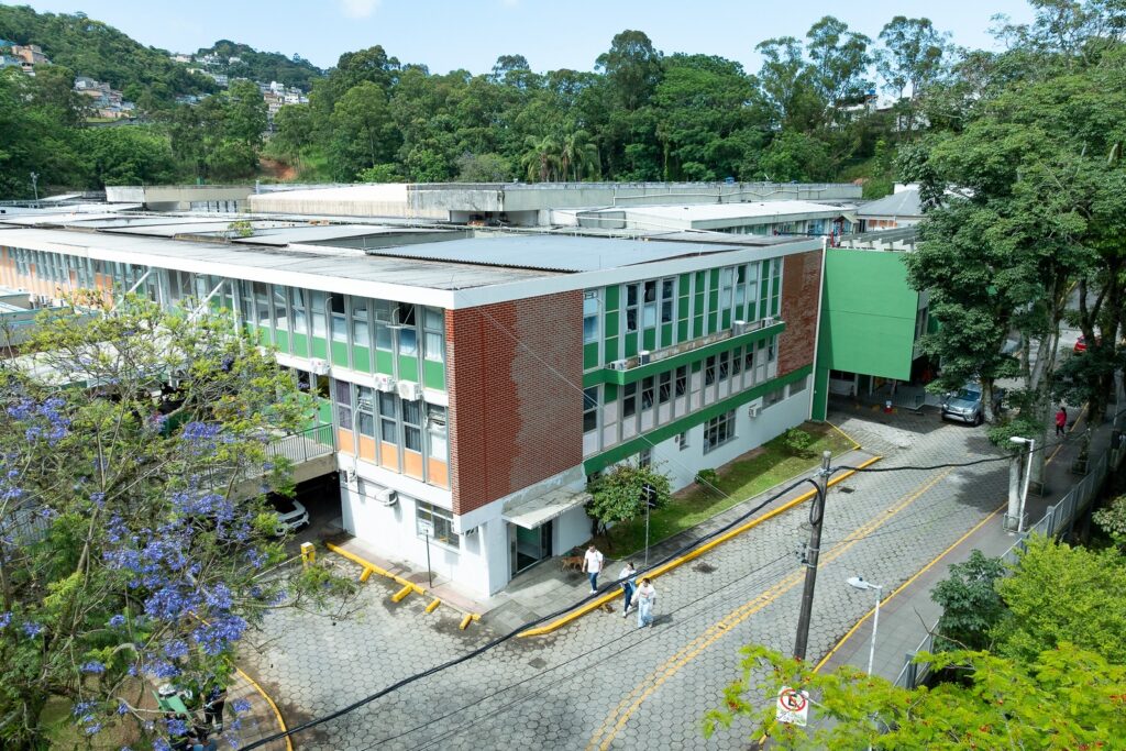 Após troca de ataques, governo entrega UTI reformada em hospital infantil de SC