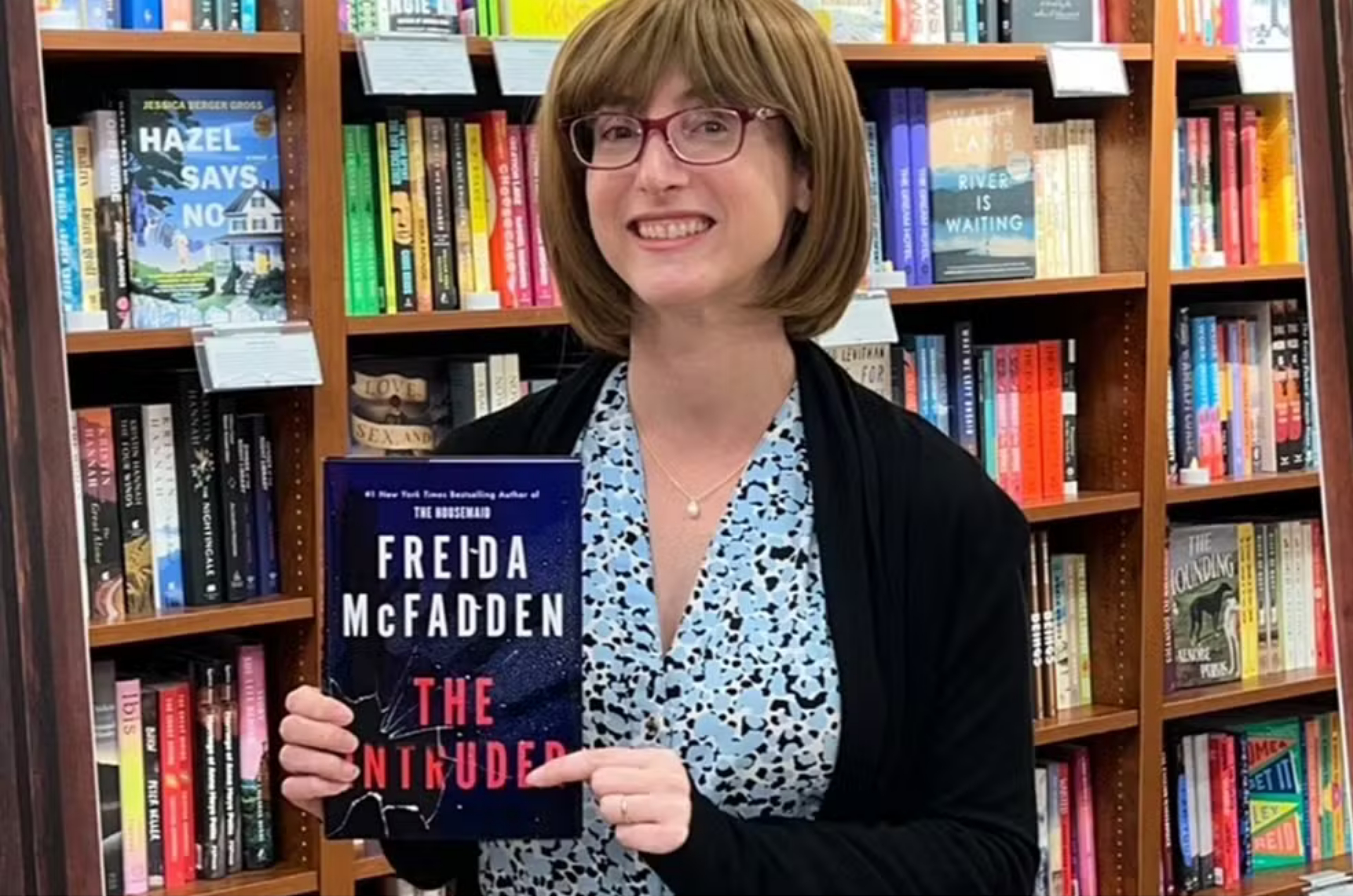 Autora de “A Empregada” revela sua identidade após sucesso mundial