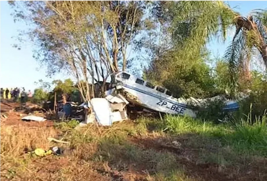 Avião com milhões cai e dinheiro é saqueado após acidente