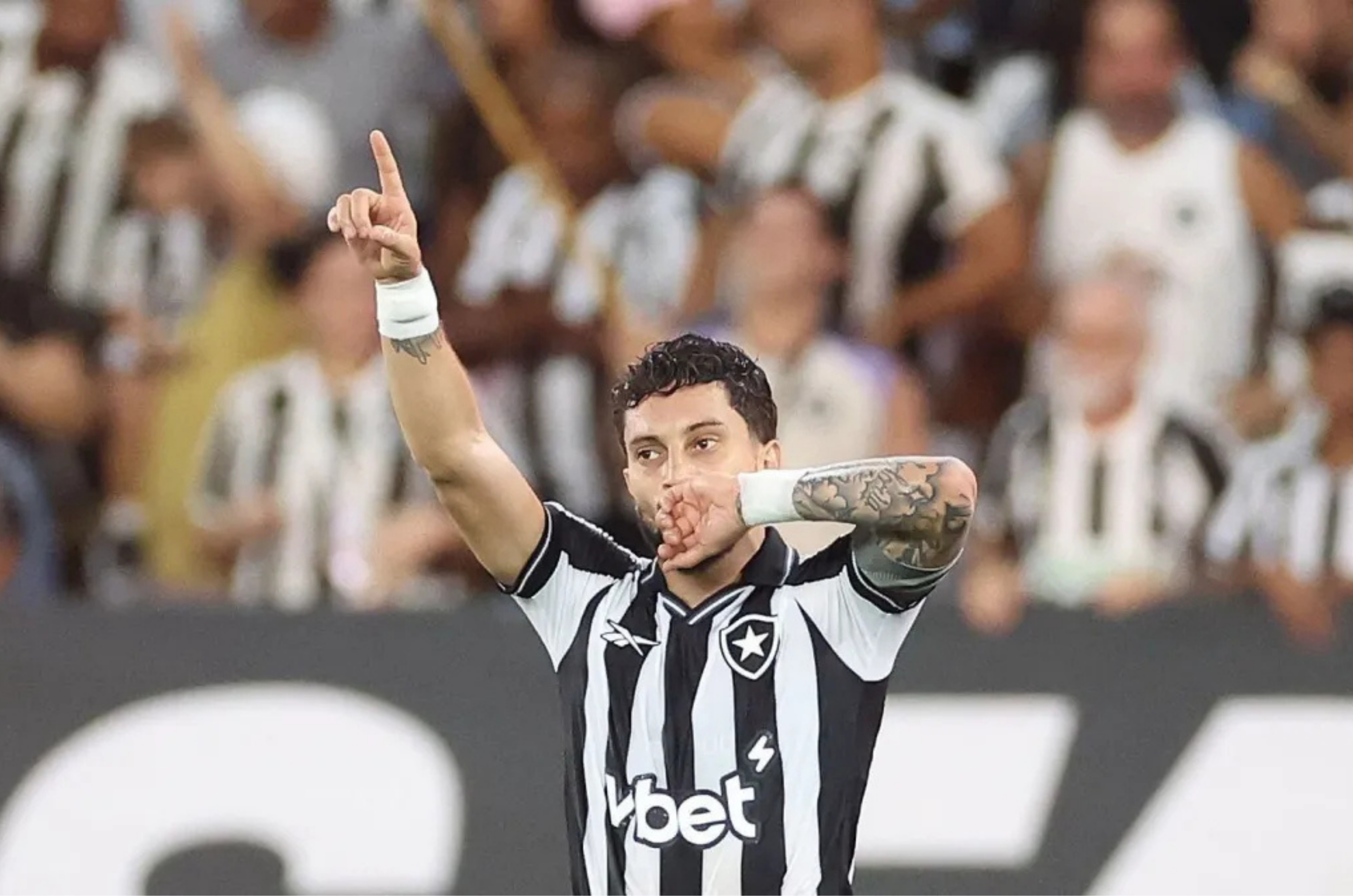 Botafogo marca no fim e vence a Chape em jogo dramático