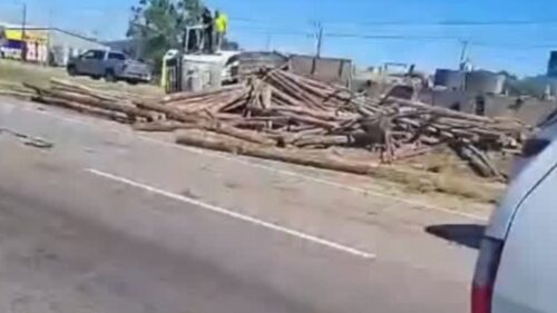 Caminhão tomba na BR-101 e espalha carga de madeira em Imbituba
