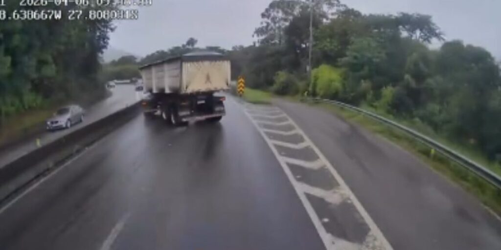 Carreta derrapa no Morro dos Cavalos e assusta motoristas