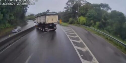 Carreta derrapa no Morro dos Cavalos e assusta motoristas