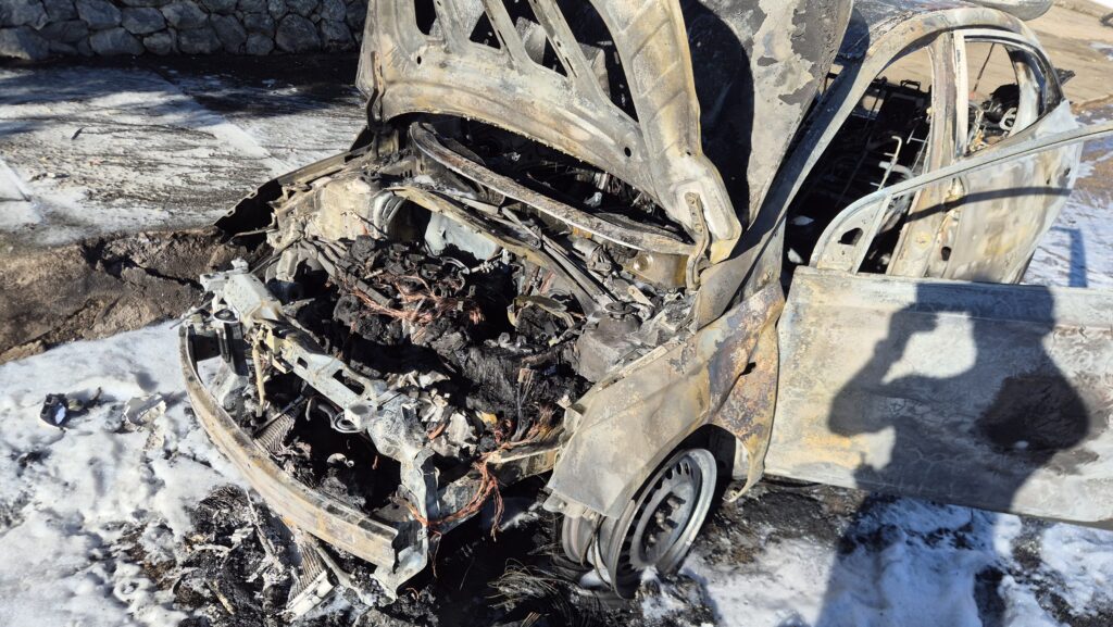 Carro pega fogo em bairro de Florianópolis e mobiliza bombeiros