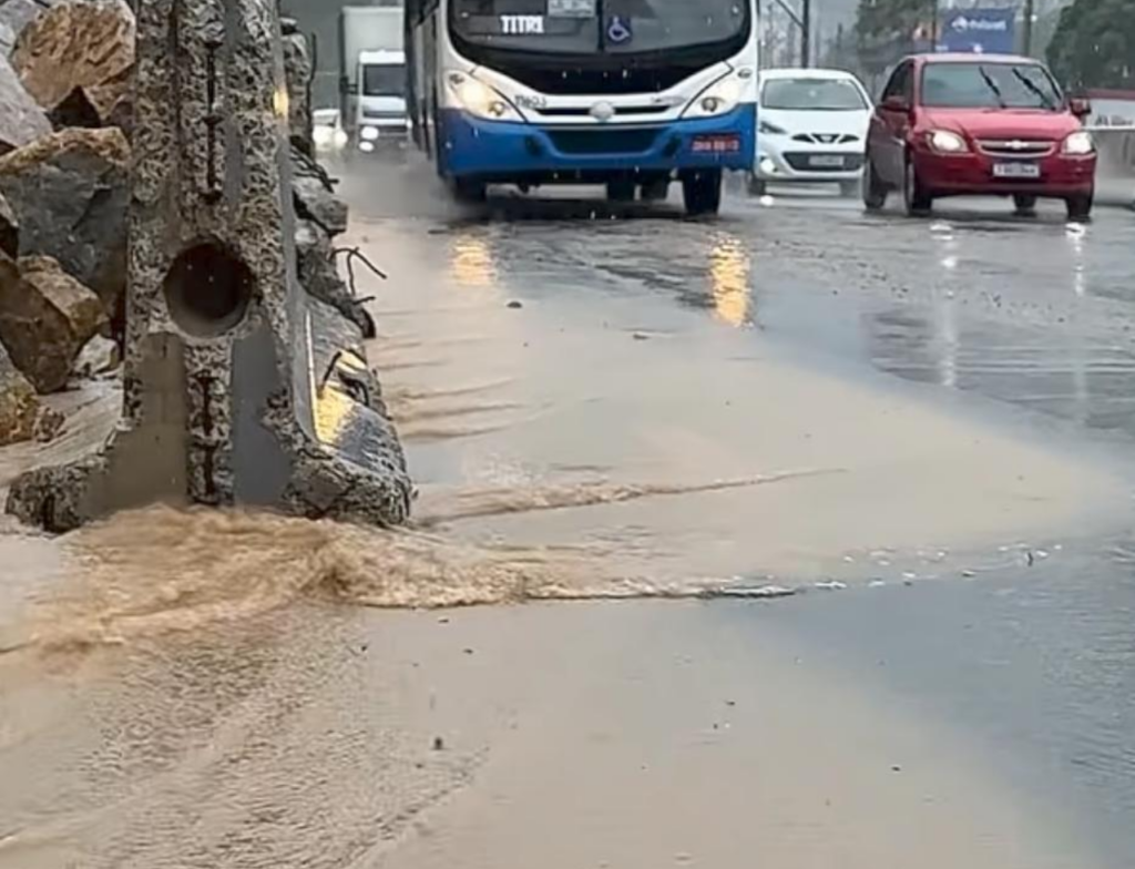 Chuva causa alagamentos e trânsito lento em Florianópolis