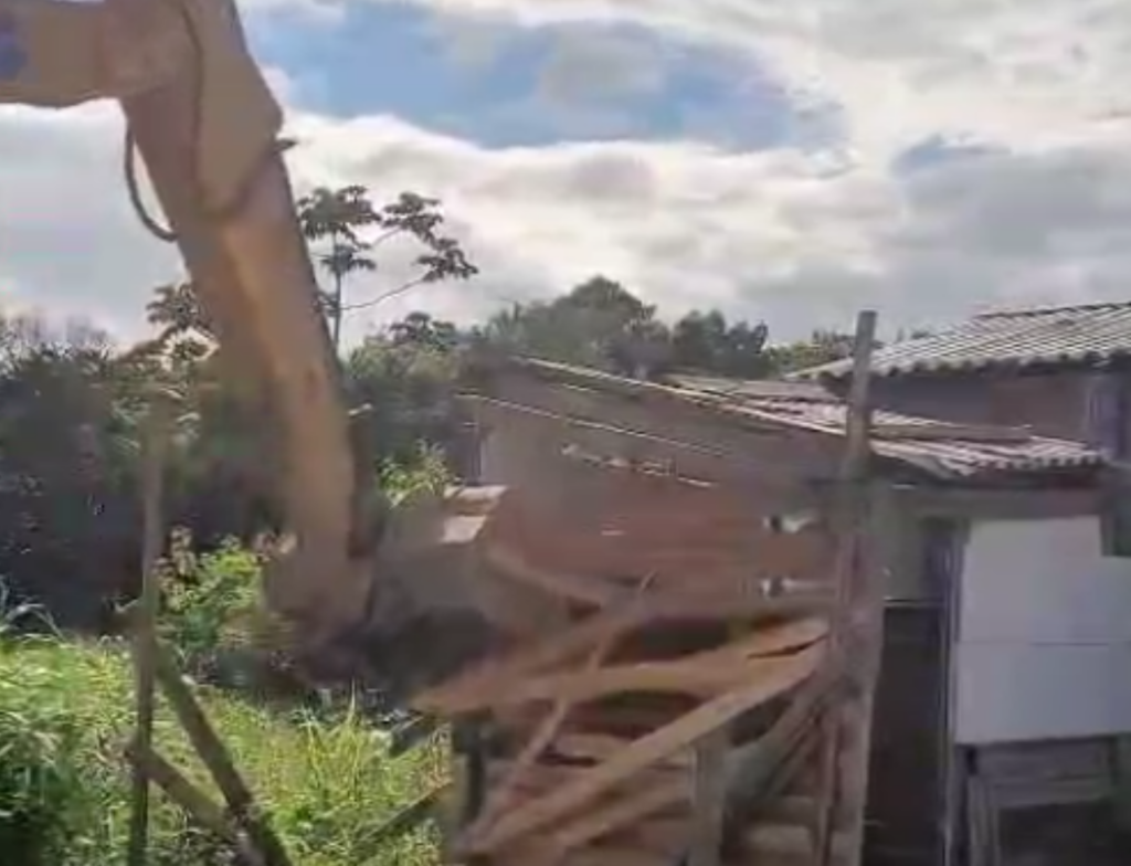 Construções em área de preservação são demolidas em Florianópolis