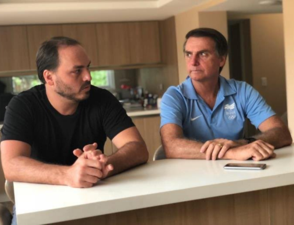Carlos Bolsonaro relata piora na saúde de Jair Bolsonaro