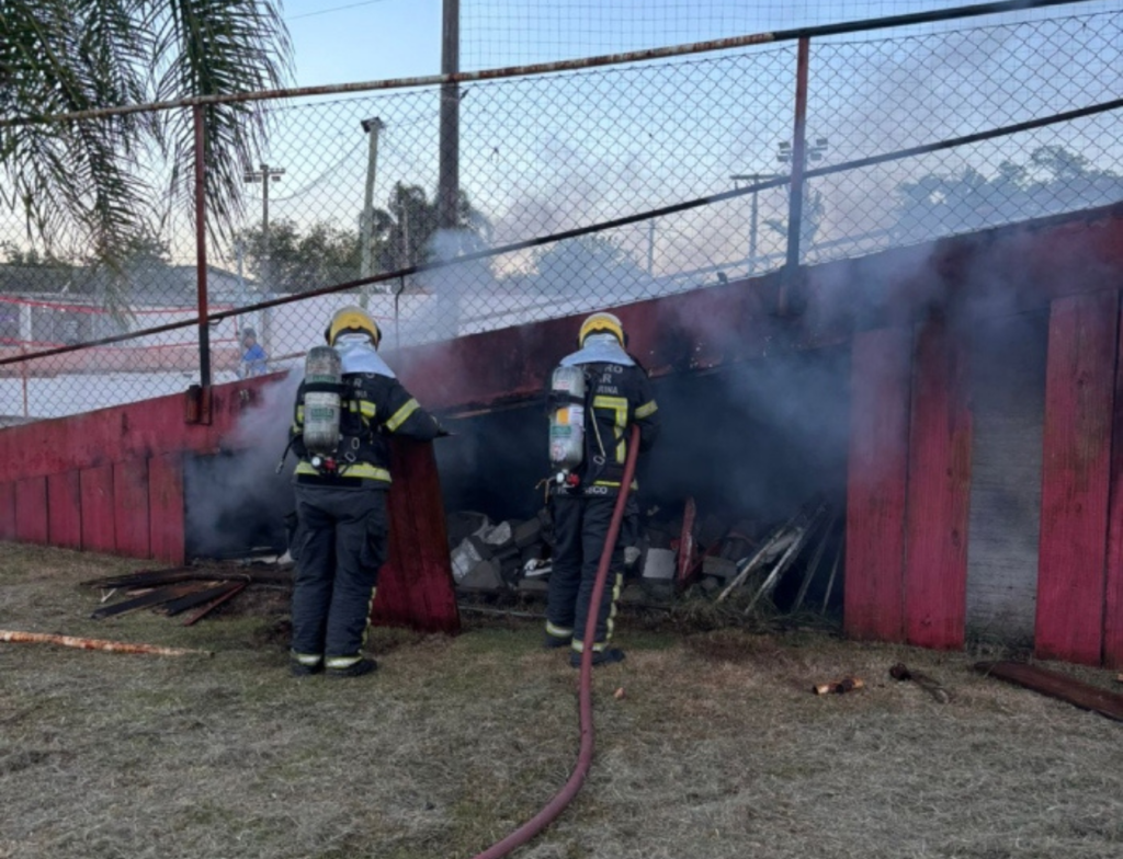 Incêndio em estádio do Hercílio Luz mobiliza bombeiros em Tubarão