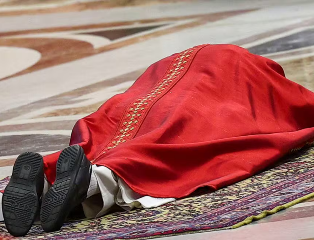 Papa Leão XIV se prostra em rito na Basílica de São Pedro