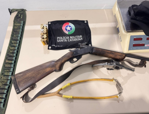 Homem é preso por porte ilegal de arma e ameaças em bar de Braço do Norte