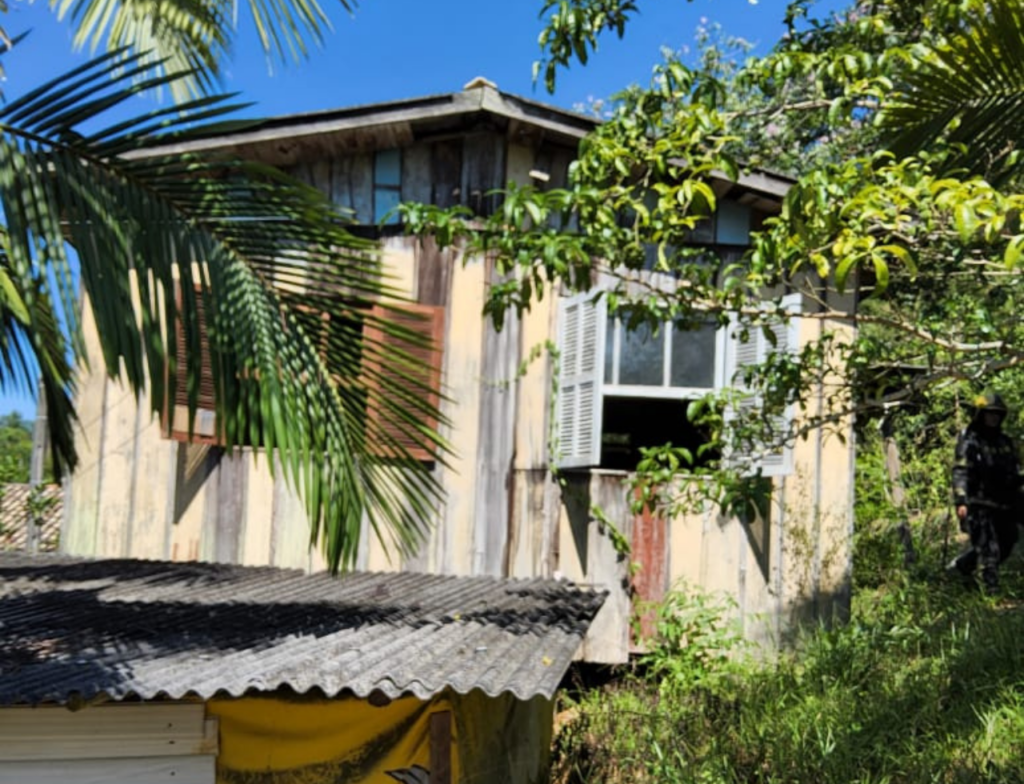 Incêndio em casa abandonada mobiliza bombeiros em Tubarão