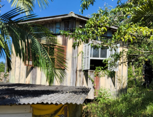 Incêndio em casa abandonada mobiliza bombeiros em Tubarão