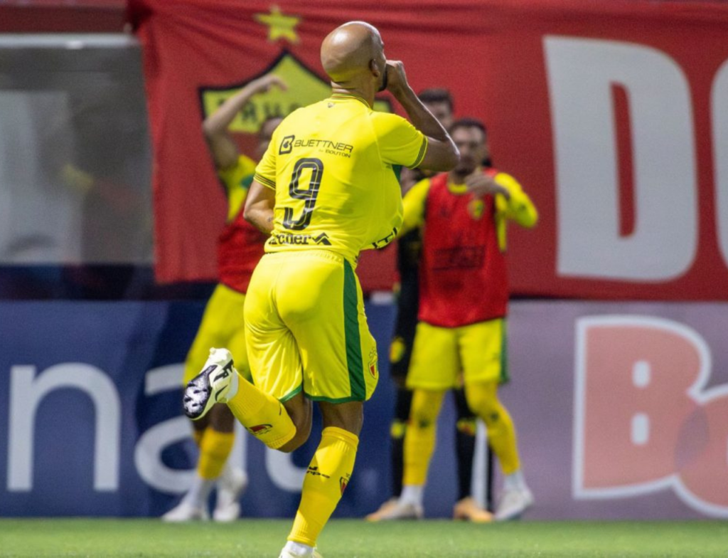 Brusque vence Caxias de virada na estreia da Série C