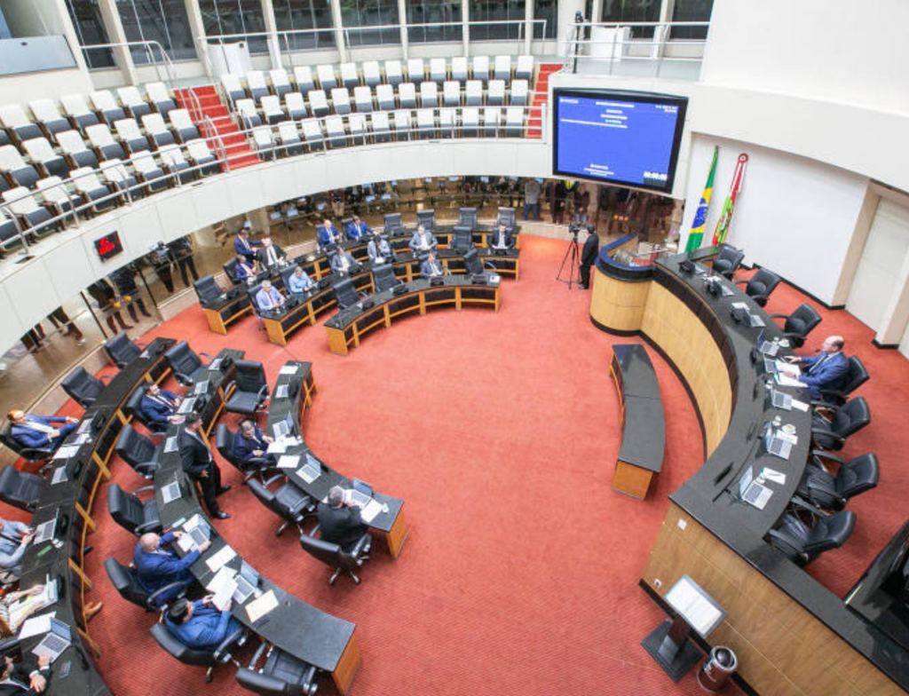 Troca de partidos e renúncias redesenham mapa político de Santa Catarina