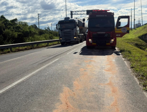 Caminhão derrama óleo e causa lentidão na BR-101 em Tubarão