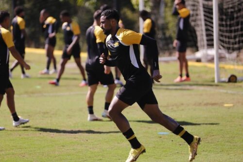 Criciúma treina e viaja para enfrentar o Goiás na Série B