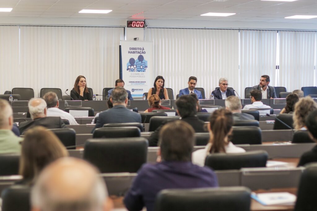Debate em Florianópolis discute moradia e ocupações irregulares