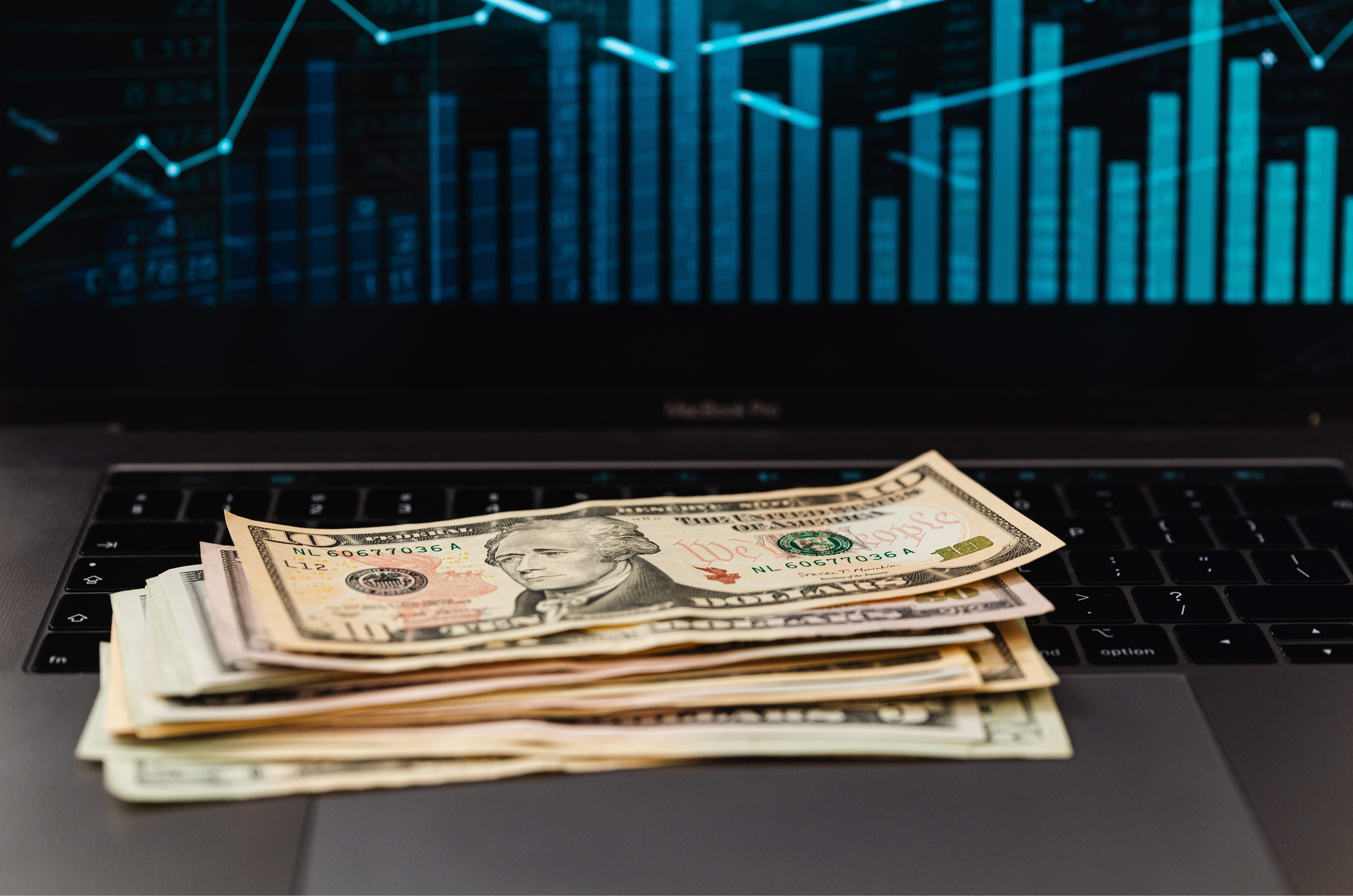 Dólar despenca e fica abaixo de R$ 5 após 2 anos