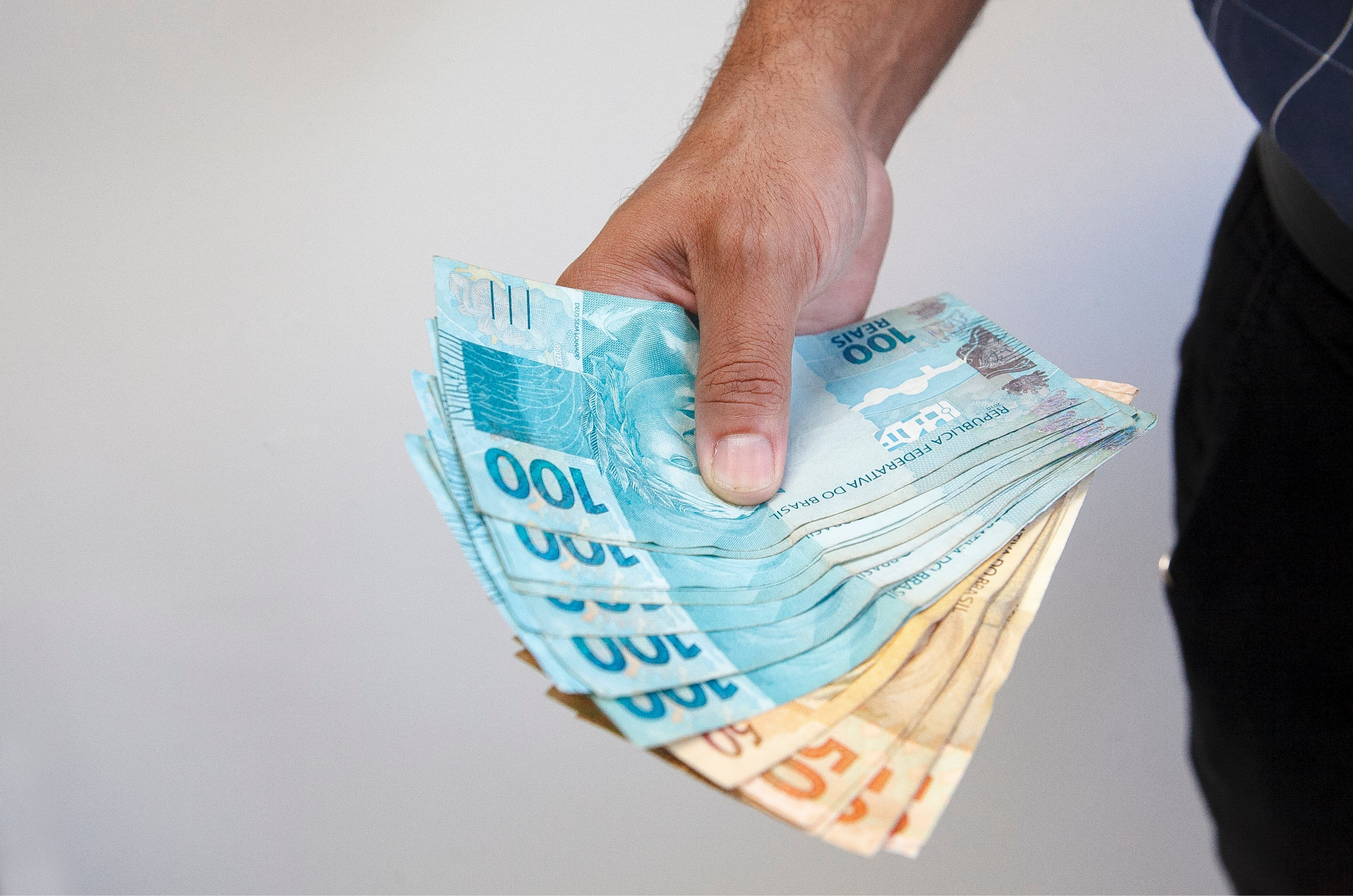 Feriado muda pagamento: veja quando cai o 5º dia útil de maio