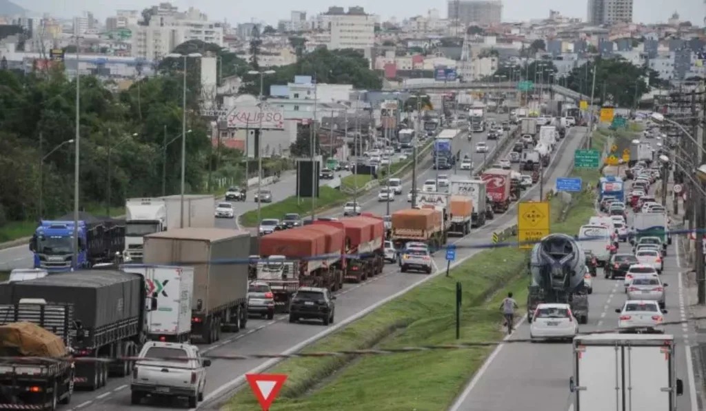 Fila na BR-101 e Via Expressa complica trânsito na Grande Florianópolis