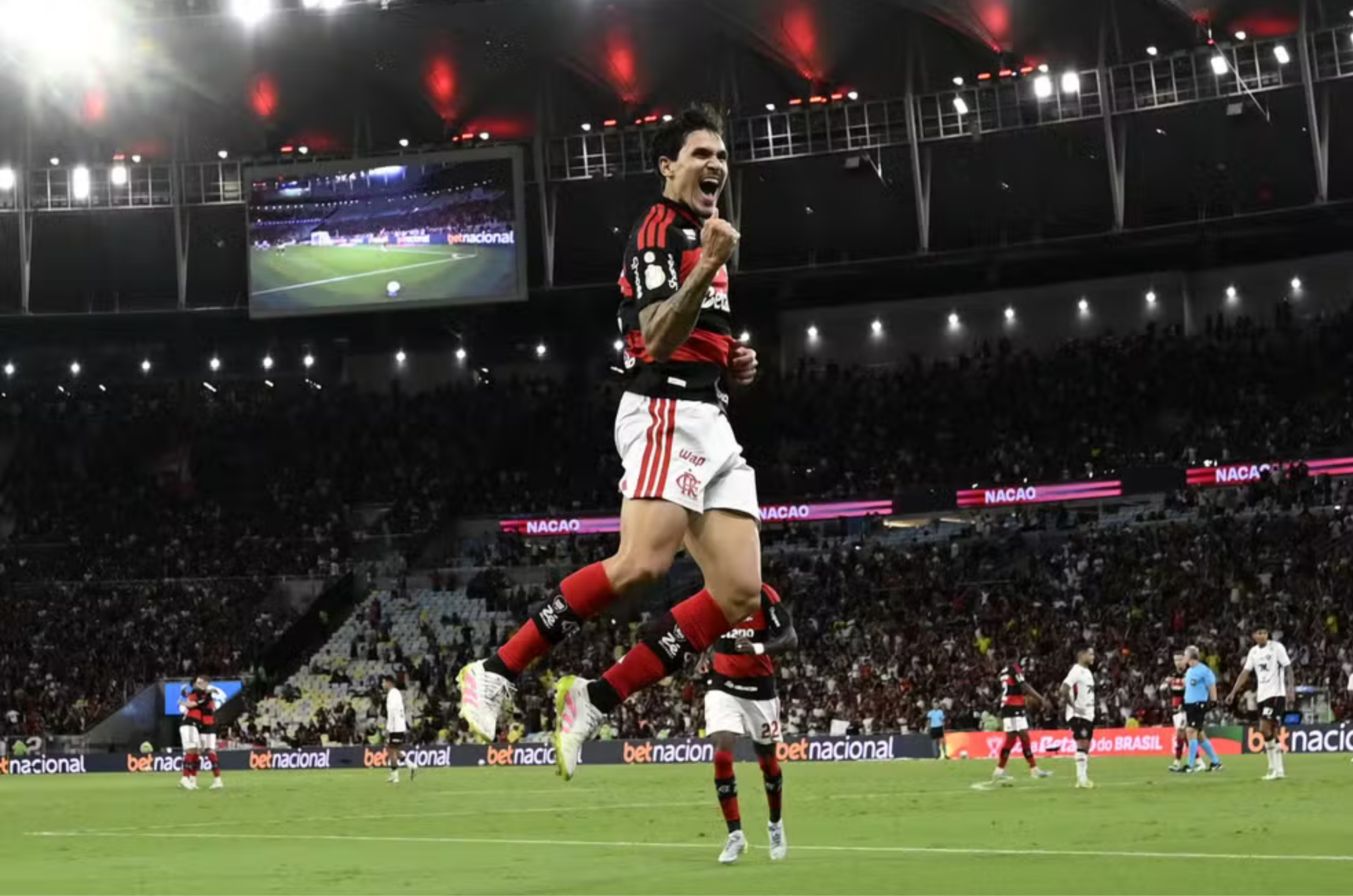 Flamengo vence Vitória e mantém sequência perfeita na Copa do Brasil