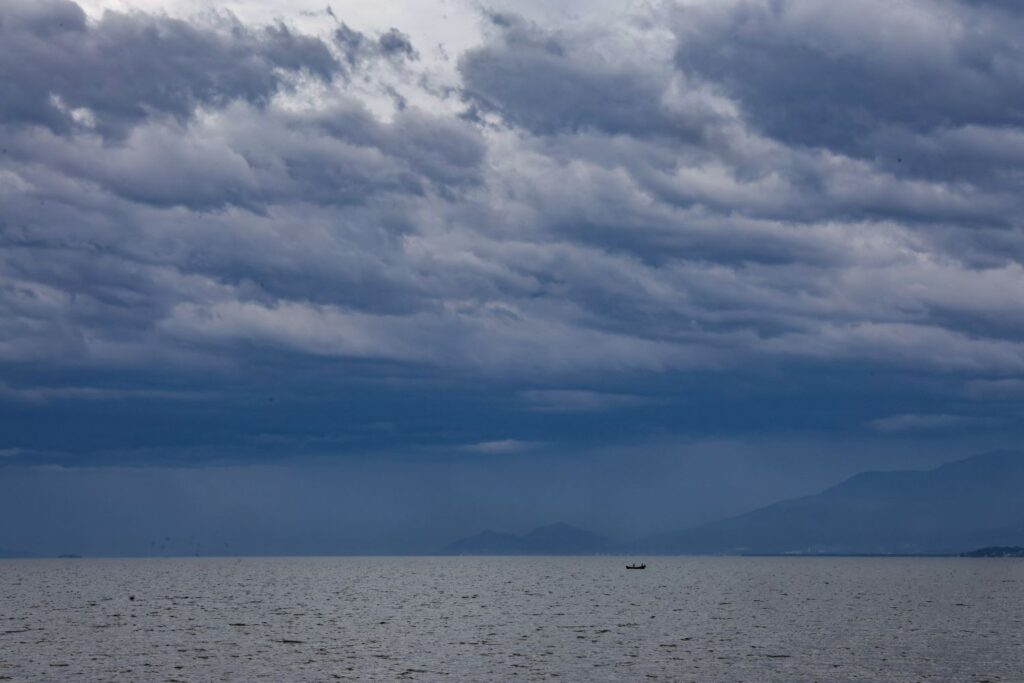 Frente fria avança e traz risco de temporais em SC neste sábado