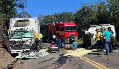 Grave colisão entre caminhões deixa feridos e mobiliza resgate aéreo em SC