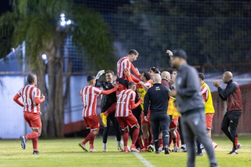 Hercílio Luz goleia e dispara na liderança da Série B