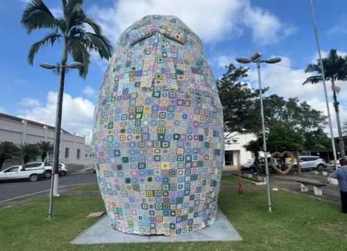 Ovo de crochê gigante vira atração em cidade de SC