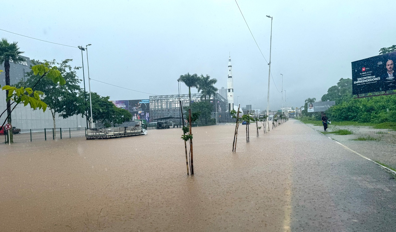 BC vive dia de caos com ruas alagadas, aulas suspensas e interdições no trânsito em meio a chuvas intensas