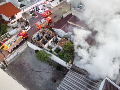 Incêndio em casa abandonada mobiliza bombeiros em Florianópolis