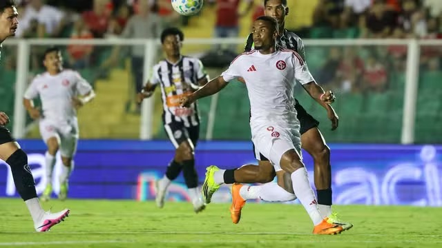 Inter vence de virada em Florianópolis e fica perto da classificação