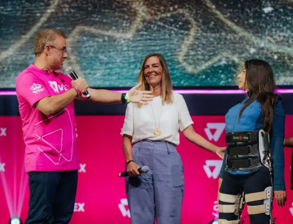 Lais Souza aparece de pé em público pela primeira vez após acidente